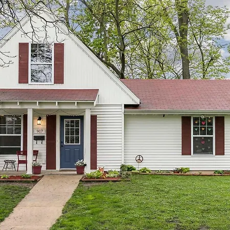 Cozy Cedar Rapids Pad - 2 Blocks To Mercy Care!
